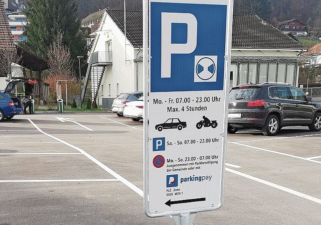 Die erste Tafel steht bereits bei der Mehrzweckhalle: Auf den Hinweistafeln stehen alle Infos zum Parkieren auf Gemeindegebiet. Foto: cfr