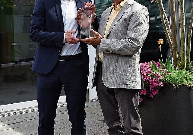 Er wird einen würdigen Platz bekommen: Matthias und Werner Frei mit dem Siegerpokal, den die Aargauer Kantonalbank alljährlich an herausragende Unternehmen vergibt. Foto: Regina Grob