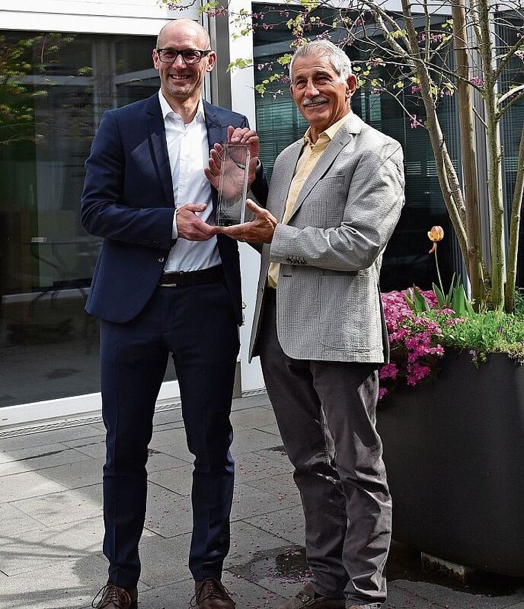 Er wird einen würdigen Platz bekommen: Matthias und Werner Frei mit dem Siegerpokal, den die Aargauer Kantonalbank alljährlich an herausragende Unternehmen vergibt. Foto: Regina Grob