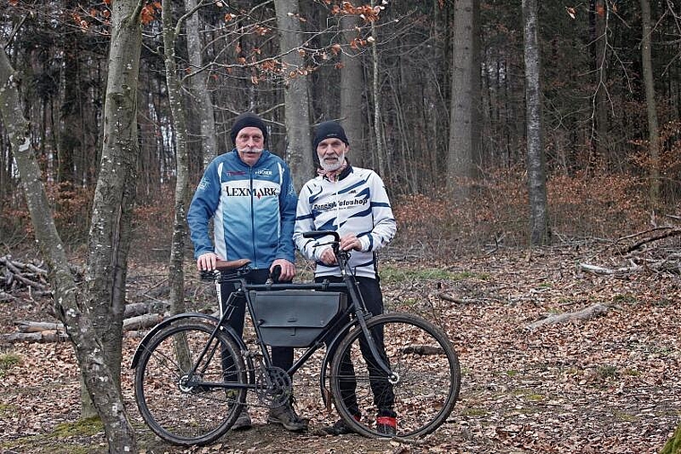 Zwei harte Kerle auf ihren alten Fahrrädern: Wädi Häusermann aus Egliswil und Markus Fischer aus Schafisheim, hier anlässlich des Quers in Scherz Ende Februar. Foto: zvg