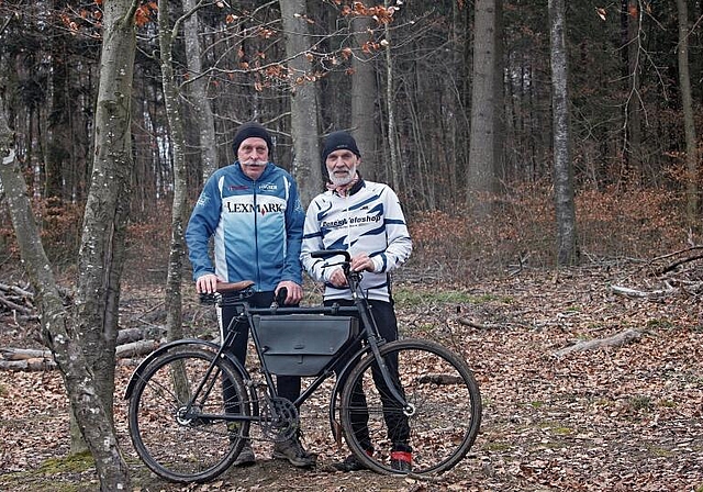 Zwei harte Kerle auf ihren alten Fahrrädern: Wädi Häusermann aus Egliswil und Markus Fischer aus Schafisheim, hier anlässlich des Quers in Scherz Ende Februar. Foto: zvg