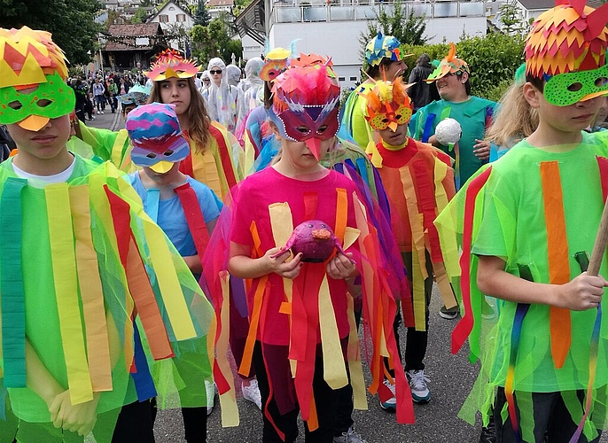 Ganz schön bunt hier: Sechstklässler als Paradiesvögel am Dintiker Jugendfest-Umzug.