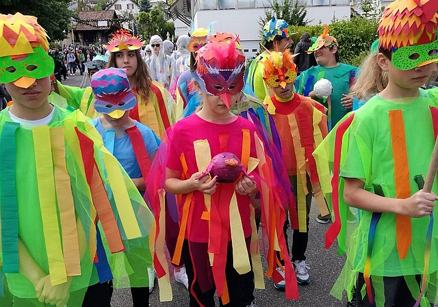 Ganz schön bunt hier: Sechstklässler als Paradiesvögel am Dintiker Jugendfest-Umzug.