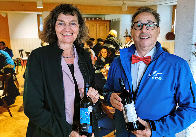 Präsentieren den Festwein zum 114. Aargauer Kantonalschwingfest 2021 in Lenzburg: Grossratspräsidentin Edith Saner mit dem «Schinznacher Saphir» von Mosti Furer in Staufen und OK-Präsident Erich Renfer mit dem Pinot Noir 2018 vom Weingut Lindenm