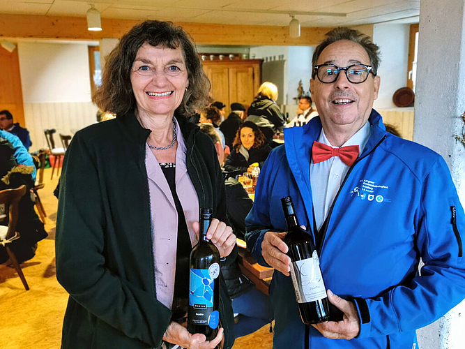 Präsentieren den Festwein zum 114. Aargauer Kantonalschwingfest 2021 in Lenzburg: Grossratspräsidentin Edith Saner mit dem «Schinznacher Saphir» von Mosti Furer in Staufen und OK-Präsident Erich Renfer mit dem Pinot Noir 2018 vom Weingut Lindenmann in Seengen. Foto: Fritz Thut
