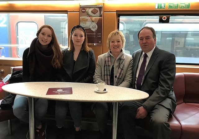 Auf dem Weg nach Bern:  Anja und Céline mit den Eltern Silvia und Alois Huber. Foto: Hanny Dorer
