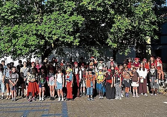 Ruhe und Hitzepause der Schar auf dem Weg zum Lagerplatz Sigigen.Foto: Levin Seitz