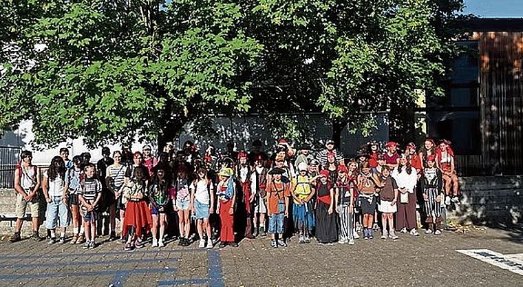 Ruhe und Hitzepause der Schar auf dem Weg zum Lagerplatz Sigigen.Foto: Levin Seitz