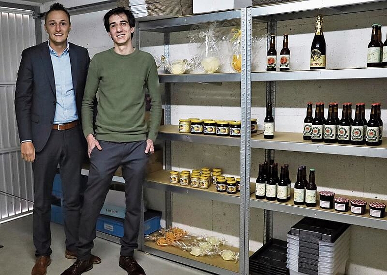 Garage als Drehscheibe: Die beiden Schulfreunde Michael Finger und Loris Perna im Lager ihrer Onlinefirma www.lomis.ch. Foto: Tanja Isler