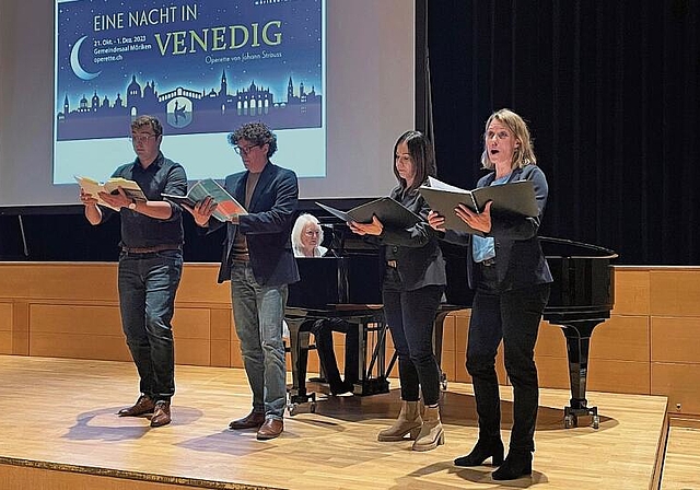 Zur Einstimmung: Simon Burkhalter, Renato Botti, Monika Käch und Andrea Hofstetter machten die Anwesenden am Informationsabend mit einem musikalischen Ausschnitt aus der Operette «Eine Nacht in Venedig» auf die Produktion gluschtig. Foto: Hanny Do