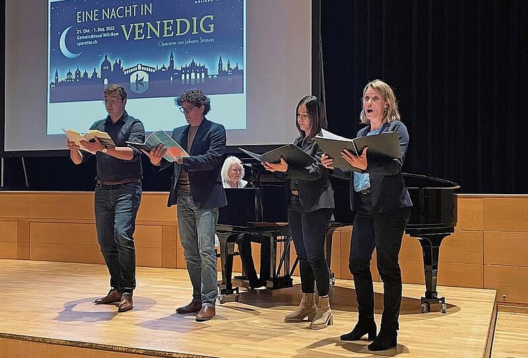 Zur Einstimmung: Simon Burkhalter, Renato Botti, Monika Käch und Andrea Hofstetter machten die Anwesenden am Informationsabend mit einem musikalischen Ausschnitt aus der Operette «Eine Nacht in Venedig» auf die Produktion gluschtig. Foto: Hanny Do