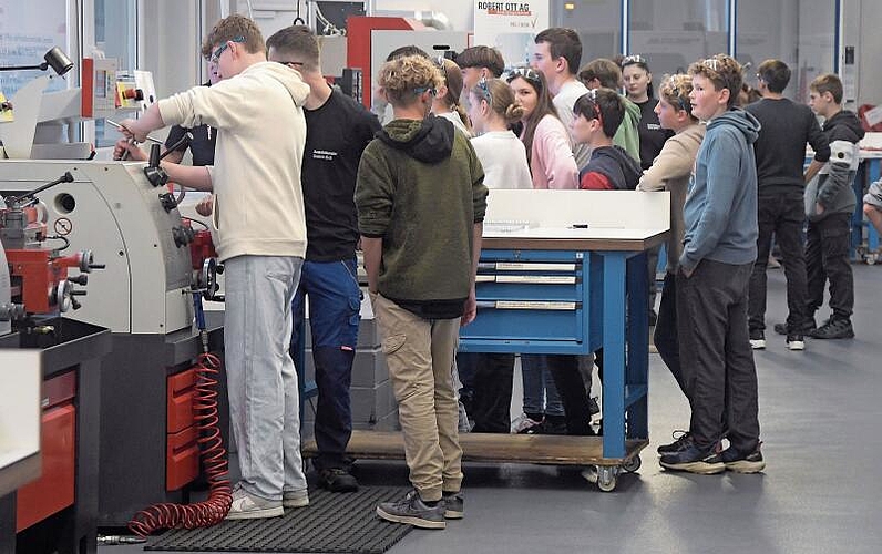 Rund 50 Schülerinnen und Schüler aus der Region nahmen die Gelegenheit wahr, die Tech Tage der Robert Ott AG zu besuchen.Foto: AW