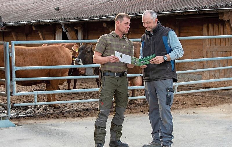 Auf gemeinsames Ziel hinarbeiten: Wenn Jäger und Landwirte eine gute Informations- und Gesprächskultur pflegen, werden die besten Resultate erzielt.Foto: zvg