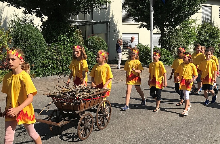 Silvesterfeuer: Als Flämmlein ziehen die Kinder Holz für das Feuer mit.