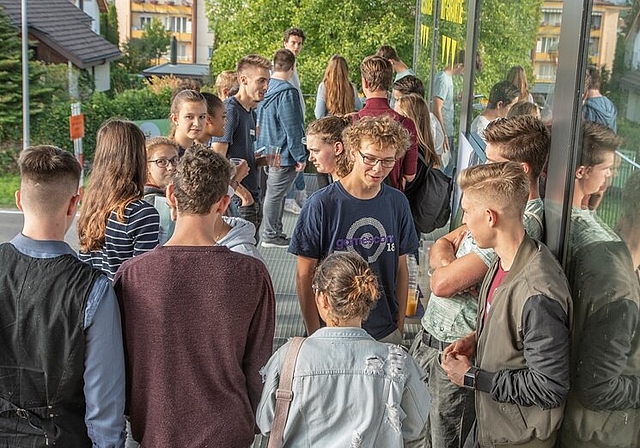 <em>Kennenlernrunde:</em> Die Jungbürger von Lenzburg und Niederlenz auf der Terrasse des Zwei-Rad-Centers Hartmann an der Aarauerstrasse in Lenzburg. Fotos: Peter Winkelmann