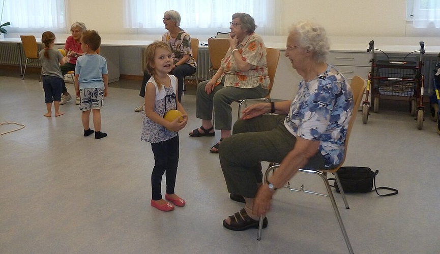 <em>Jung und Alt gemeinsam:</em> Kinder der Spielgruppe und Bewohner beim Turnen. Fotos: zvg
