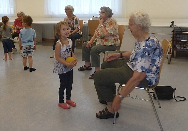 <em>Jung und Alt gemeinsam:</em> Kinder der Spielgruppe und Bewohner beim Turnen. Fotos: zvg

