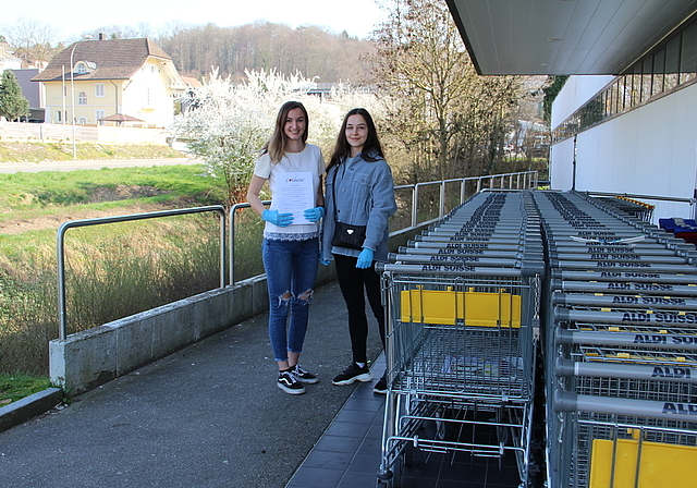 Möchten helfen, aber niemand meldet sich: Kim Schaller und Natalia Castro Castell beim Flyer-Verteilen beim Aldi in Niederlenz. Foto: Carolin Frei