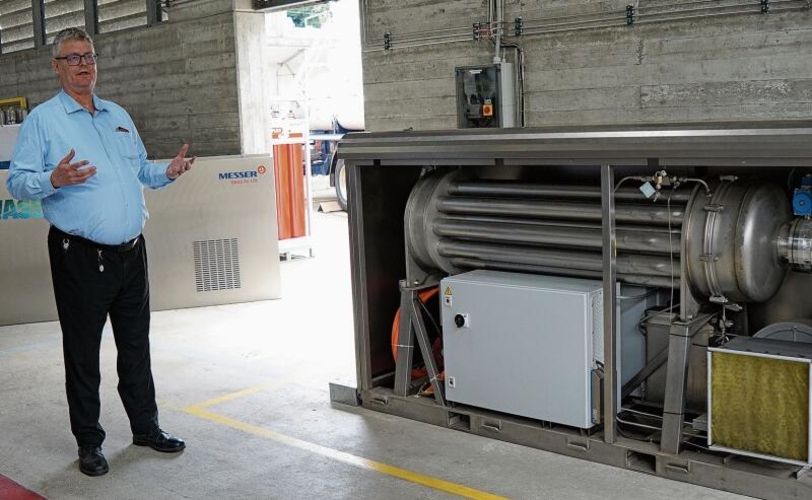 Hans Michael Kellner, CEO der Messer Schweiz AG, erklärt, wie die Tankstelle funktioniert. Foto: Rinaldo Feusi