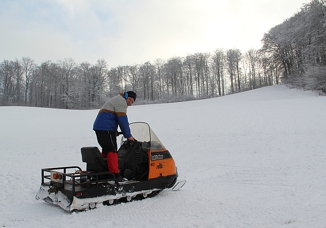 Letzte Vorbereitungen: Hans Deubelbeiss präpariert die Pisten für die Skifahrer und Schlittler. (cfr)