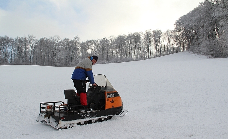 Letzte Vorbereitungen: Hans Deubelbeiss präpariert die Pisten für die Skifahrer und Schlittler. (cfr)