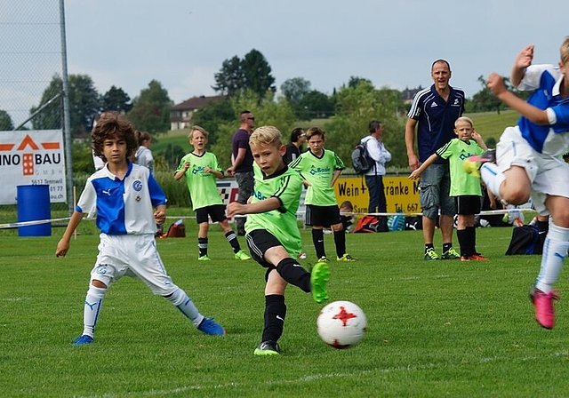 Fliegende Fussballer: Ein Spektakel boten die Sarmenstorfer (grüner Dress) bei ihrer unglücklichen 1:3-Niederlage gegen den späteren Turniersieger GC. Fotos: Ruedi Burkart