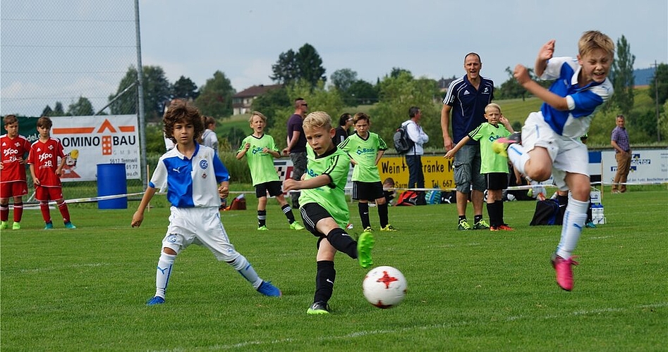 Fliegende Fussballer: Ein Spektakel boten die Sarmenstorfer (grüner Dress) bei ihrer unglücklichen 1:3-Niederlage gegen den späteren Turniersieger GC. Fotos: Ruedi Burkart
