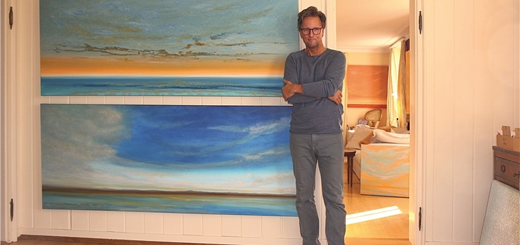 Rund 70 Werke: Der Lenzburger Kunstmaler Alain Mieg lädt zur Bilder-Ausstellung «Himmlische Welten» in sein Atelier. Foto: zvg