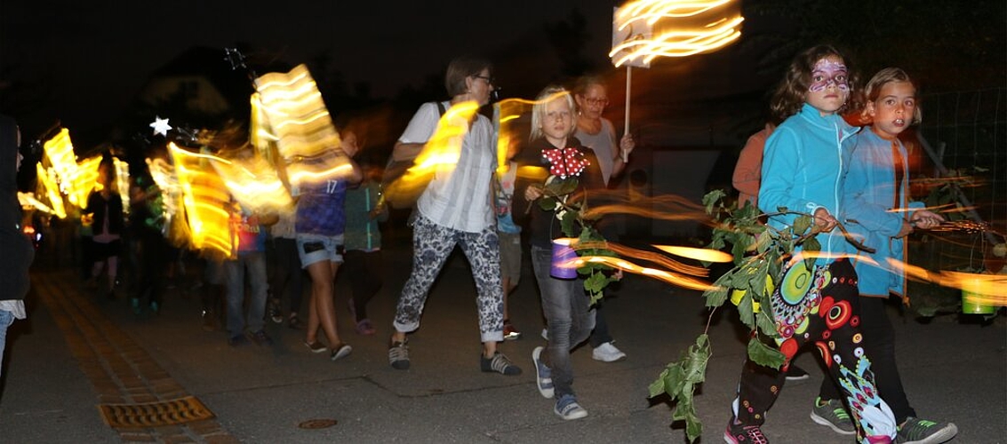 <em>Licht ins Dunkel:</em> Am Lampionumzug.