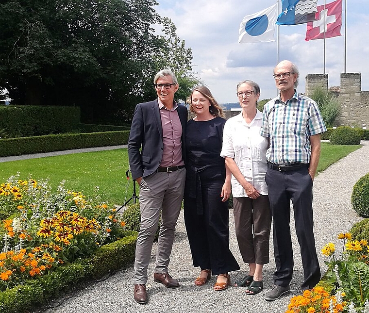 <em>Das neue und das abtretende Geschäftsführungspaar der Stiftung Schloss Lenzburg:</em> René Marty mit Christine Ziegler sowie Renate und Peter Jud im Garten des Schlosses. Foto: Fritz Thut