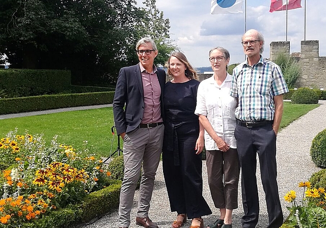 <em>Das neue und das abtretende Geschäftsführungspaar der Stiftung Schloss Lenzburg:</em> René Marty mit Christine Ziegler sowie Renate und Peter Jud im Garten des Schlosses. Foto: Fritz Thut