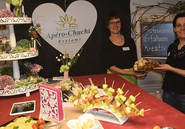 <em>Der perfekte Apéro: </em>Die Apéro Chuchi Freiamt – ein Verein von 24 Frauen – bietet leckere Häppchen an. Im Bild Judith Huwyler (links) und Steffi Sprenger (rechts). Fotos: Andreas Walker