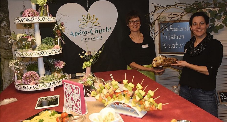 <em>Der perfekte Apéro: </em>Die Apéro Chuchi Freiamt – ein Verein von 24 Frauen – bietet leckere Häppchen an. Im Bild Judith Huwyler (links) und Steffi Sprenger (rechts). Fotos: Andreas Walker <em>Der perfekte Apéro: </em>Die Apéro Chuchi Freiamt – ein Verein von 24 Frauen – bietet leckere Häppchen an. Im Bild Judith Huwyler (links) und Steffi Sprenger (rechts). Fotos: Andreas Walker
