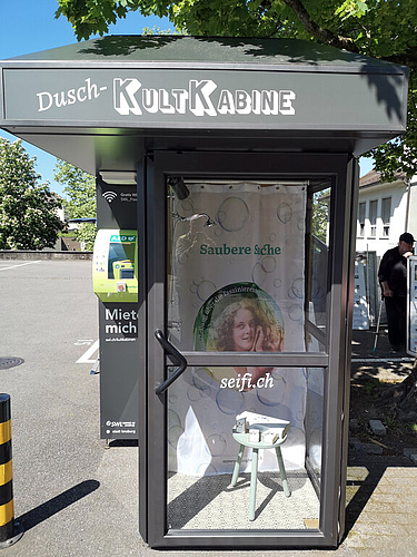 Umbenennung Die KultKabine Poststrasse wurde für «Saubere Sache» zur Duschkabine. Foto: Fritz Thut