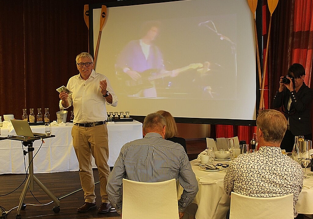 Hatte die Lacher auf seiner Seite: Ehrenpräsident Bertrand Barbey präsentierte am Brunch die Festschrift 20 Jahre Ruderclub Hallwilersee. Foto: Alexander Studer