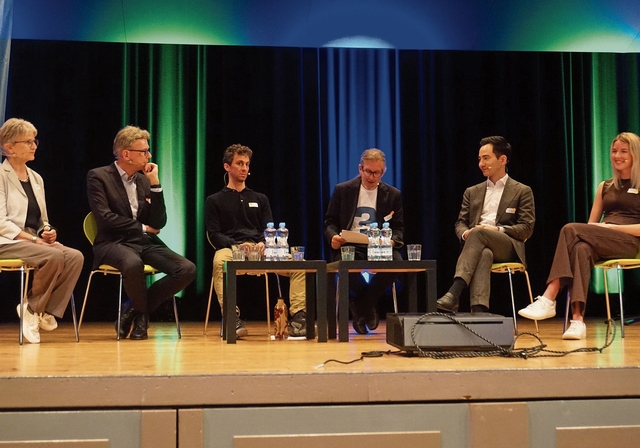 Die Teilnehmer des Podiums: Nationalrätin Maya Bally, Regierungsrat Dieter Egli, Futurist Joël Luc Cachelin, Moderator Maurice Velati, Grossrat Yannik Berner und Jungunternehmerin Livia Florina Schröder.Foto: Rinaldo Feusi