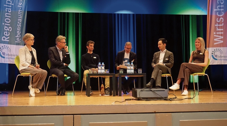 Die Teilnehmer des Podiums: Nationalrätin Maya Bally, Regierungsrat Dieter Egli, Futurist Joël Luc Cachelin, Moderator Maurice Velati, Grossrat Yannik Berner und Jungunternehmerin Livia Florina Schröder.Foto: Rinaldo Feusi