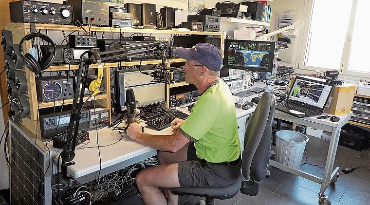 Der Arbeitsplatz eines Funkamateurs: Modernste Hilfsmittel und eine Technik auf dem neuesten Stand ermöglichen Verbindungen rund um die Welt. Foto: René Lutz