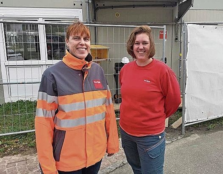 Doppel-Sporthalle: Projektleiterin Gina Roth, Farida Krähenbühl, Bauleiterin. Foto: zvg