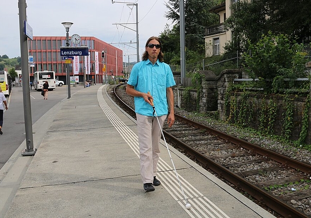 Selbstständig dank Hilfsmittel: Arthur Freis aus Ammerswil, seit drei Jahren stark sehbehindert, meistert den Weg von Ammerswil nach Aarau selbstständig. Die weissen Linien am Boden sind ihm dabei eine grosse Hilfe. Fotos: Melanie Solloso
