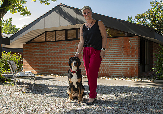 «Debbi» als Begleiterin und Unterstützung: Am 3. August hat Alexandra Köchli die Gesamtschulleitung übernommen. Sie freut sich auf all die Aufgaben, die da auf sie zukommen werden. Foto: Peter Winkelmann