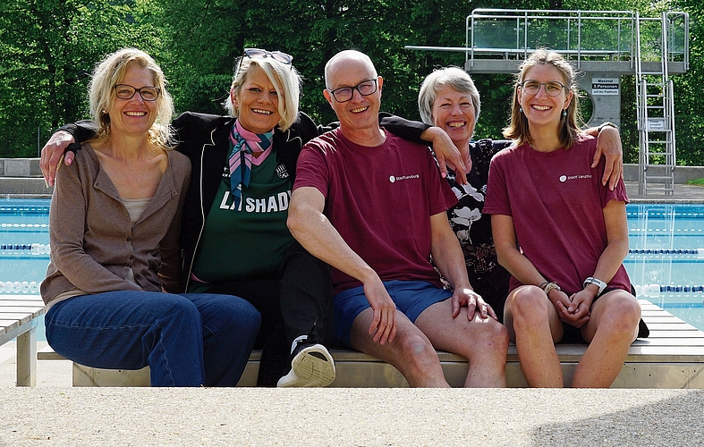 Das Badi-Team freut sich auf den Sommer: Sandra Morgenthaler (neu Kasse/Aufsicht), Sabeth Steiner (Restaurant), Christof Hübscher, Annegret Hirschi (Kasse) und Yael Meier.Foto: Rinaldo Feusi