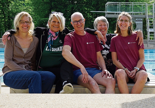 Das Badi-Team freut sich auf den Sommer: Sandra Morgenthaler (neu Kasse/Aufsicht), Sabeth Steiner (Restaurant), Christof Hübscher, Annegret Hirschi (Kasse) und Yael Meier.Foto: Rinaldo Feusi