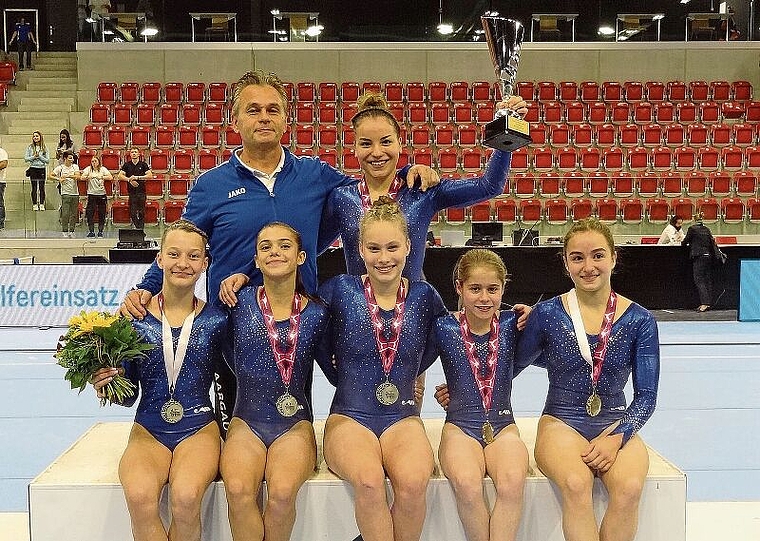 Team AG 1: Hinten v.l.: Renato Gojkovic (Trainer), Anina Wildi; vorne v.l.: Chiara Roveri, Kiara Raffin, Daria Hartmann, Lia Schumacher, Chiara Giubellini (Kutu Obersiggenthal). Foto: Caroline Blum