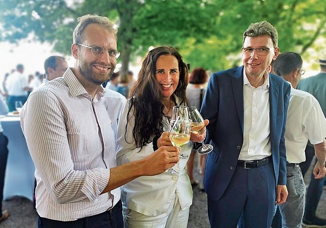 Anstossen auf ein halbes Jahrhundert Stadtparlament: Der aktuelle Lenzburger Einwohnerratspräsident Remo Keller, Referentin Regula Stämpfli und Regierungsrat Dieter Egli an der 50-Jahre-Einwohnerrat-Feier. Foto: Fritz Thut
