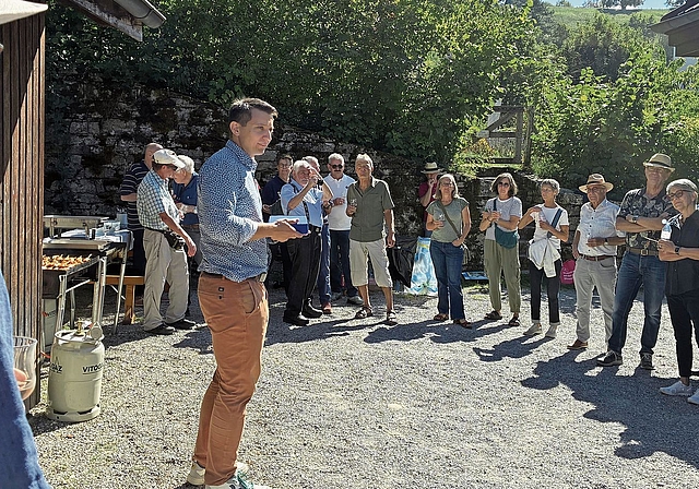 Stadtpräsident Andreas Schmid richtet seinen Dank an die Ortsbürger Rebbäuerinnen und Rebbauern.Foto: zvg