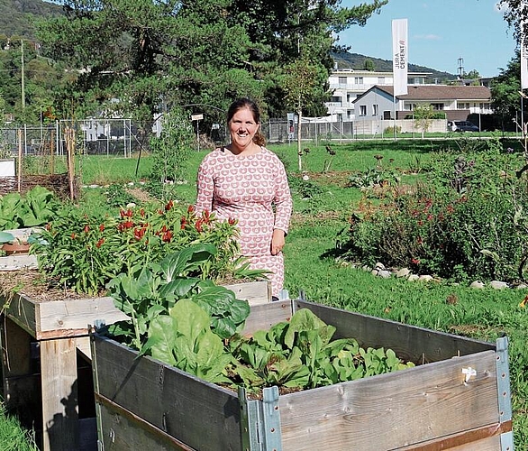 Einsatz für die pflanzliche Viefalt:  Eva Zurlinden in ihrem Garten. Foto: Romi Schmid
