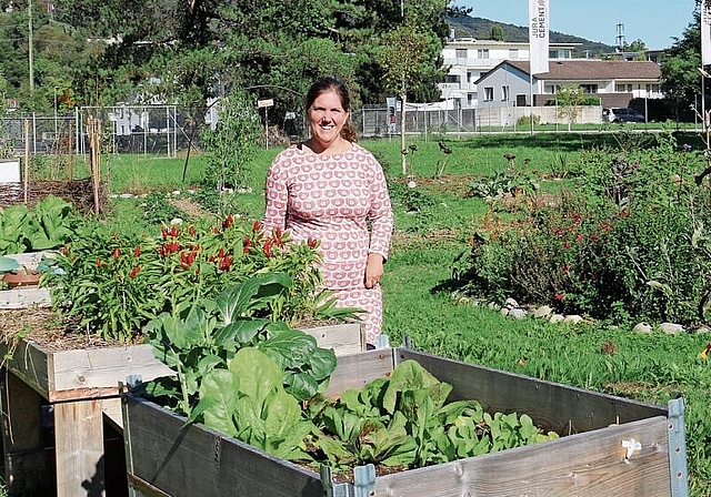 Einsatz für die pflanzliche Viefalt:  Eva Zurlinden in ihrem Garten. Foto: Romi Schmid
