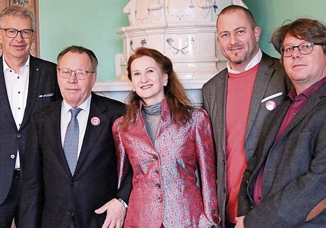 Luden zur Vernissage: Stadtammann Daniel Mosimann, Stiftungsratspräsident Urs F. Meier, Künstlerin Nina Gamsachurdia, Museumsleiter Dr. Marc Philipp Seidel und Publizist Andrin Schütz. Foto: Romi Schmid