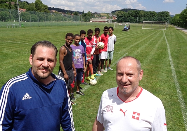 Während der Rasen hergerichtet wird: Dario Stuto (l.) und Fabrice Oehrli mit ihren Schützlingen auf dem Juniorenplatz des SV Auenstein/Picchi. Foto: Ruedi Burkart